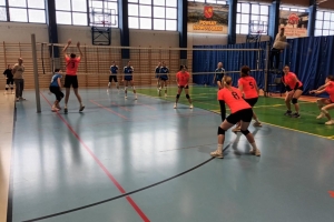  DZIEWIĘĆ SZKÓŁ ŚREDNICH ROZEGRAŁO  ZAWODY OŚRODKA SPORTOWEGO NOWY TARG W SIATKÓWCE DZIEWCZĄT 