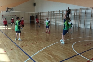 NAJMŁODSI SIATKARZE OŚRODKA SPORTOWEGO PIENINY WALCZYLI O AWANS DO ZAWODÓW POWIATOWYCH