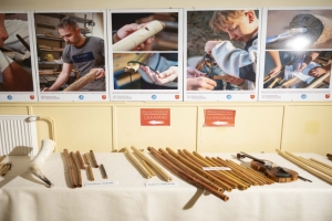 Zapraszamy do obejrzenia materiału filmowego będącego efektem realizacji przez Powiatowe Centrum Kultury w Nowym Targu warsztatów z budowy podhalańskich instrumentów pasterskich pt.: