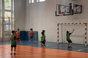 NAJMŁODSZE KOSZYKARKI I KOSZYKARZE Z OŚRODKA SPORTOWEGO PIENINY WALCZYLI O AWANS DO ZAWODÓW POWIATOWYCH