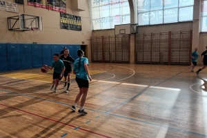 KOSZYKARKI I KOSZYKARZE 7-8 KLAS OŚRODKA SPORTOWEGO NOWY TARG WALCZYLI O AWANS DO ZAWODÓW POWIATOWYCH