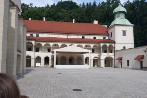 8 lipca uczestnicy zajęć w Powiatowym Centrum Kultury w Nowym Targu udali się pociągiem do Muzeum na Zamek w Suchej Beskidzkiej.